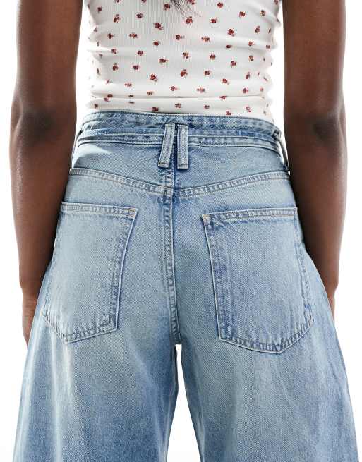Bershka – Vorne gebundene Barrel-Leg-Jeans in mittelblauer Waschung