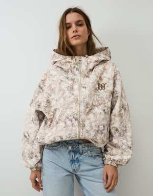 Bershka - Wasser- und winddichte Kapuzenjacke in Steinbeige mit Print-Neutral