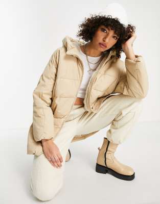 Bershka - Wattierte, lange Oversize-Jacke in Kamelbeige-Weiß