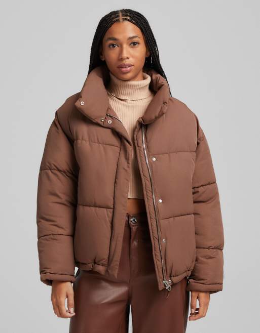 Bershka – Wattierte Oversize-Steppjacke in Braun