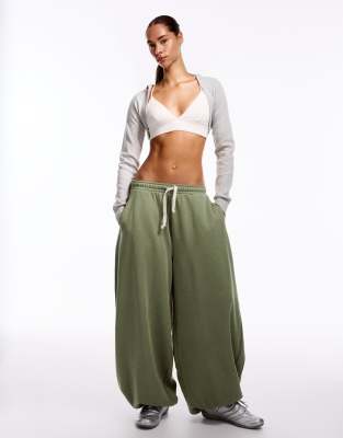 Bershka - Weiche Ballonhose in Khaki-Grün