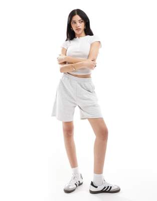 Bershka - Weiche Bermudashorts in Grau mit Stickerei