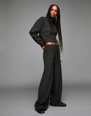 Bershka - Weiche, gerippte Hose in Grau mit weitem Bein