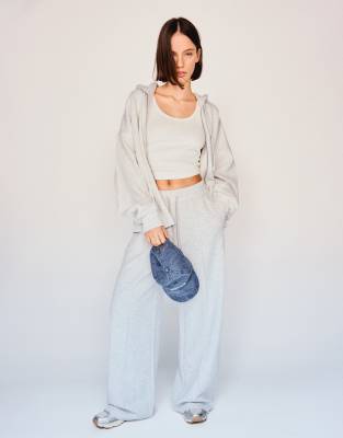 Bershka - Weiche Hose in Hellgrau mit weitem Bein