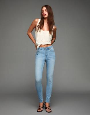 Bershka - Weiche Jeans in Hellblau mit superhohem Bund und engem Schnitt
