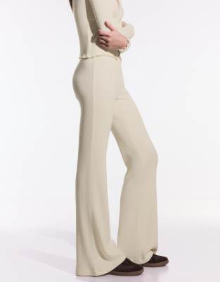 Bershka - Weiche Schlaghose in Ecru-Weiß