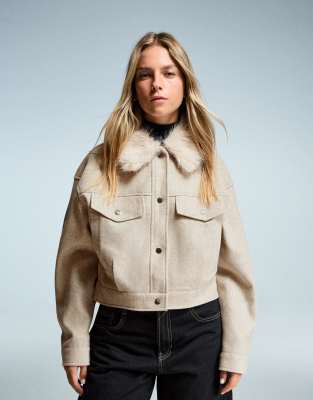 Bershka - Weiche Truckerjacke in Beige mit Kunstpelzkragen-Brown