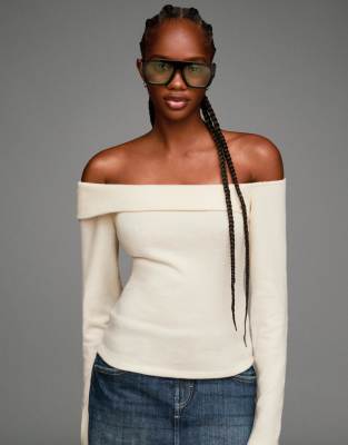 Bershka - Weicher, asymmetrischer Strickpullover in Ecru-Weiß