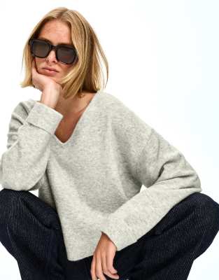 Bershka - Weicher Pullover in Grau mit V-Ausschnitt