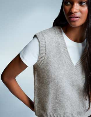 Bershka - Weicher Pullunder in Grau mit V-Ausschnitt