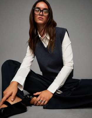 Bershka - Weicher Pullunder in Jeansblau mit V-Ausschnitt