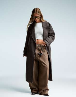 Bershka - Weicher Trenchcoat in Braun mit Gürtel-Brown
