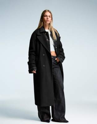 Bershka - Weicher Trenchcoat in Schwarz mit Gürtel