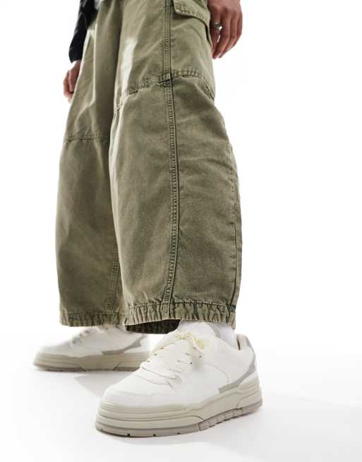 Bershka – Weiße Sneaker mit dicker Sohle und Einsätzen 