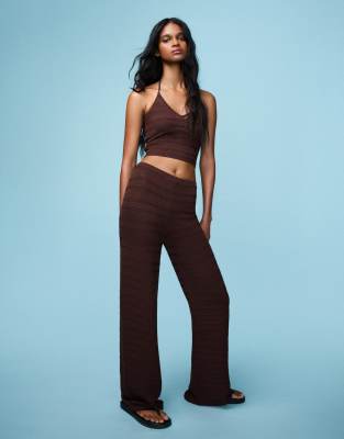 Bershka - Weit geschnittene Hose in Braun mit Lochmuster