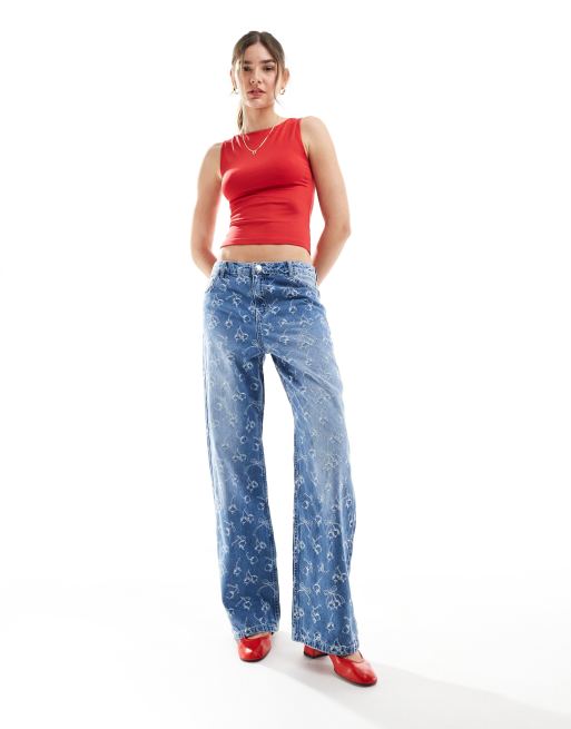 Bershka – Weit geschnittene Jeans in indigoblauer Waschung mit Stickerei in Kirschen- und Schleifenoptik