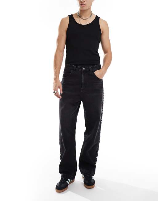 Bershka – Weit geschnittene Jeans in Schwarz mit Nietenbesatz 