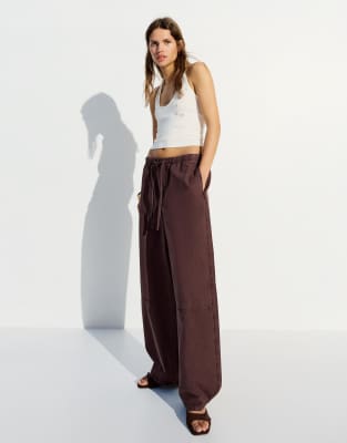 Bershka - Weite Ballon-Jeans in Braun mit niedrigem Bund-Brown