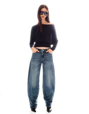 Bershka - Weite Barrel-Leg-Jeans in Jeansblau mit niedrigem Bund