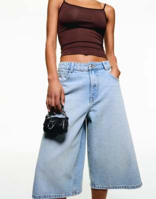 Bershka - Weite Bermuda-Jeans-Jorts in Mittelblau