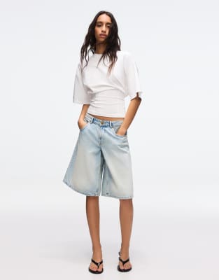 Bershka - Weite Bermuda-Jeansjorts in Mittelblau