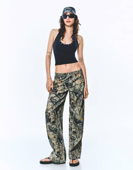 Bershka – Weite Hose in Schwarz mit Print 