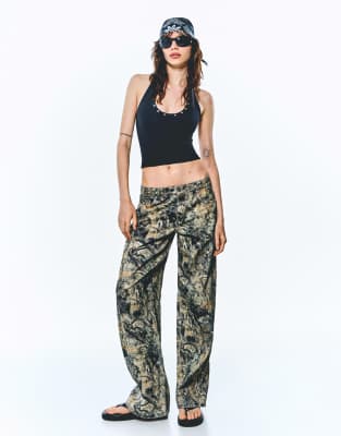 Bershka - Weite Hose in Schwarz mit Print