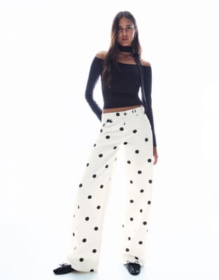 Bershka - Weite Hose in Weiß mit Polka Dots