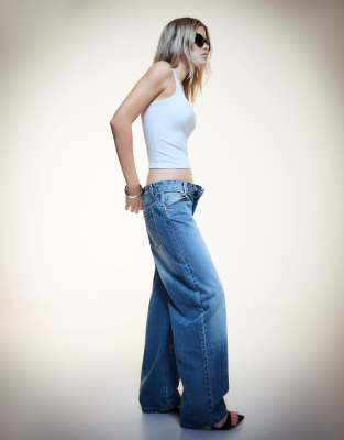 Bershka - Weite Jeans in Blau mit abgerundetem Beinschnitt