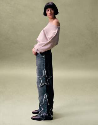 Bershka - Weite Jeans in Blau mit Sternenstickerei