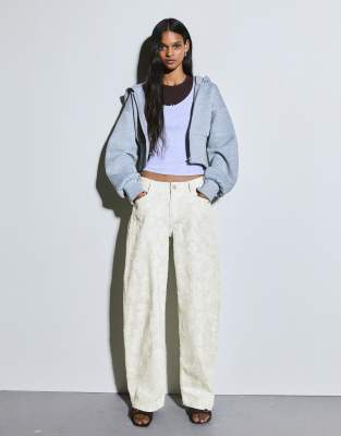 Bershka - Weite Jeans in Braun mit strukturiertem Muster und niedrigem Bund-Brown