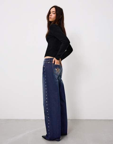 Bershka – Weite Jeans in Denim-Blau mit Sternen und Nieten - view 1