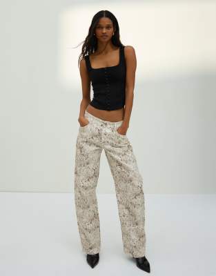 Bershka - Weite Jeans in Ecru mit strukturiertem Muster und niedrigem Bund-Weiß