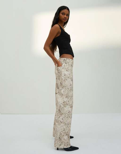 Bershka – Weite Jeans in Ecru mit strukturiertem Muster und niedrigem Bund, 2 von 4