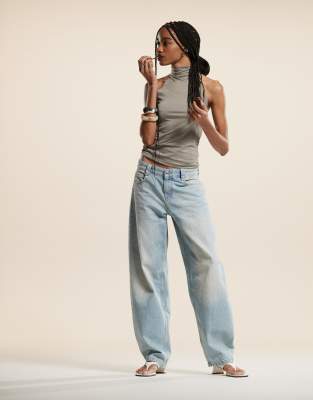 Bershka - Weite Jeans in hellblauer Dirty-Waschung mit Ballonschnitt