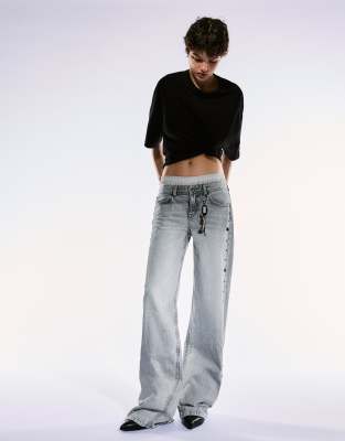 Bershka - Weite Jeans in Hellgrau mit Sternen und Nieten