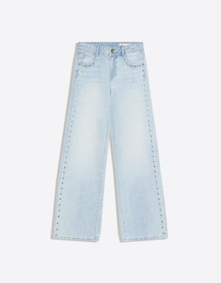 Bershka - Weite Jeans in Mittelblau mit niedrigem Bund und Nietenbesatz