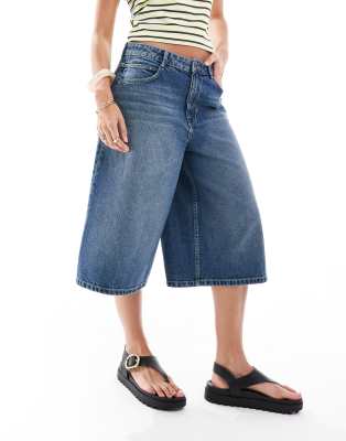 Bershka - Weite Jeans-Jorts in verwaschenem Blau