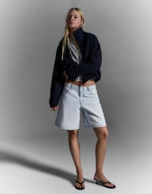 Bershka - Weite Jeansshorts in Mittelblau