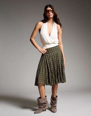 Bershka - Weiter Midirock in Khaki mit Karomuster-Grün