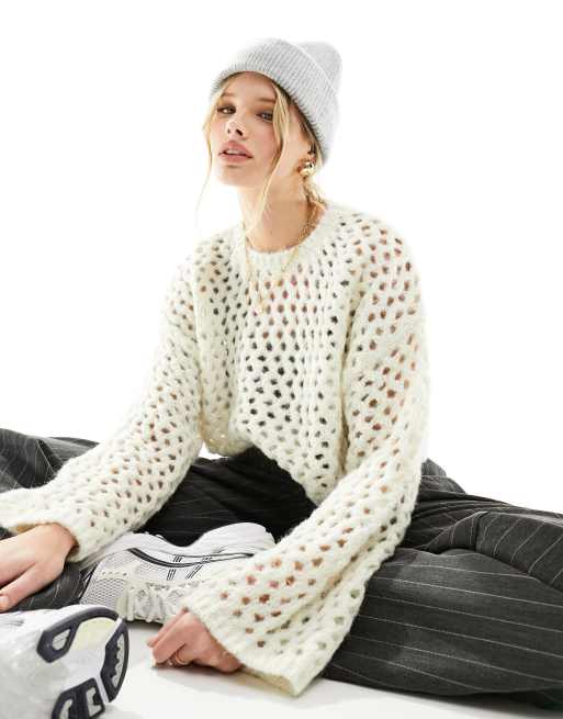 Bershka – Weitmaschiger Strickpullover in Ecru mit Glockenärmeln