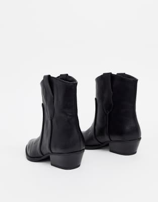 white boots bershka