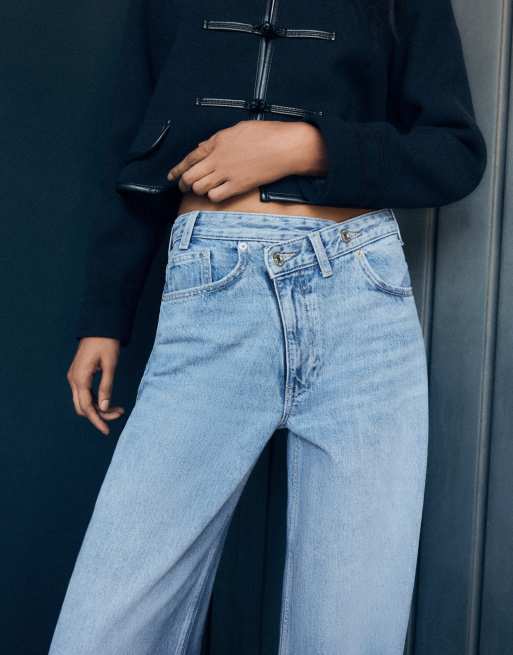 Bershka Wide-leg cross-waist jeans in mid blue, 4 of 6