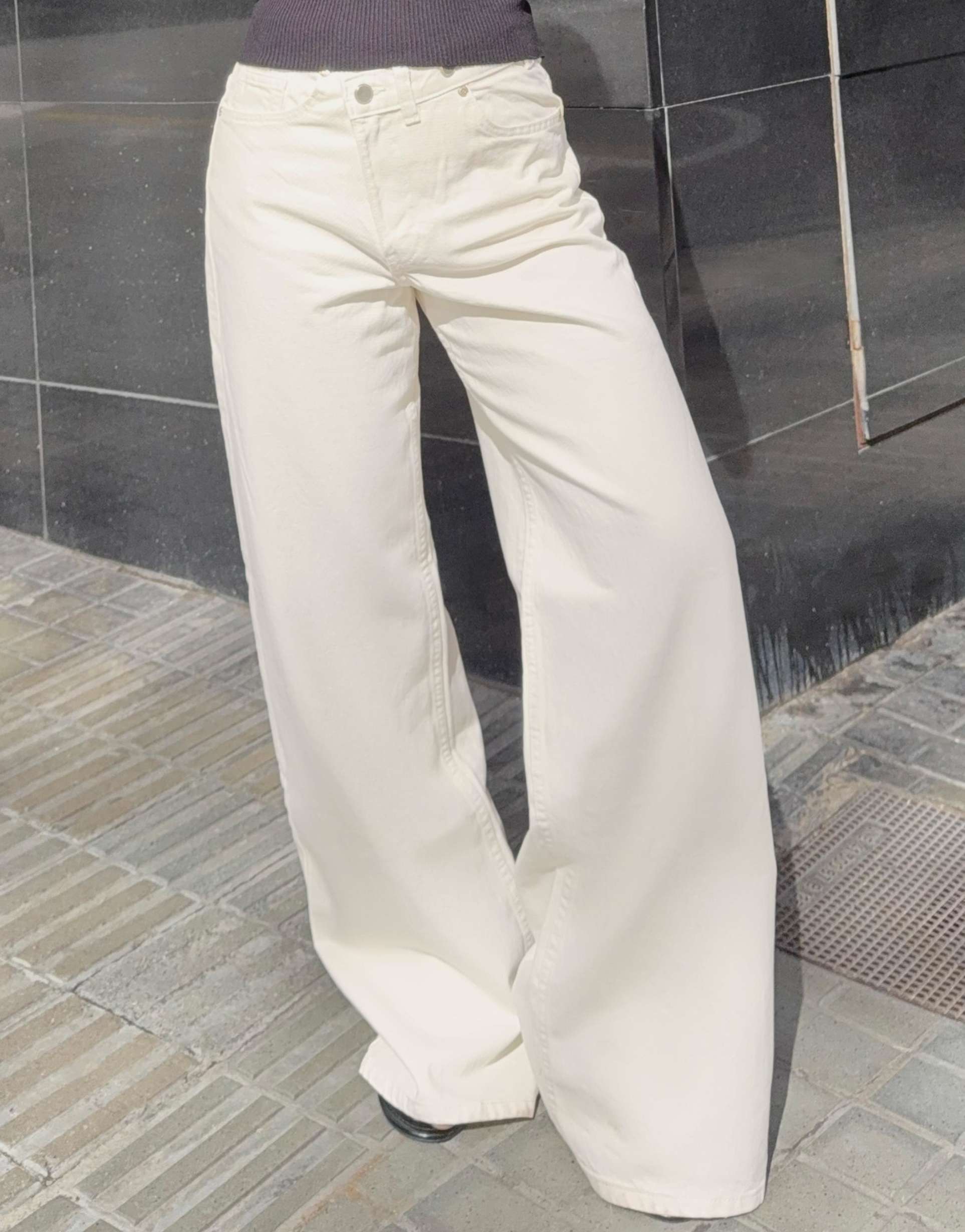 Bershka Wide-leg jeans in ecru