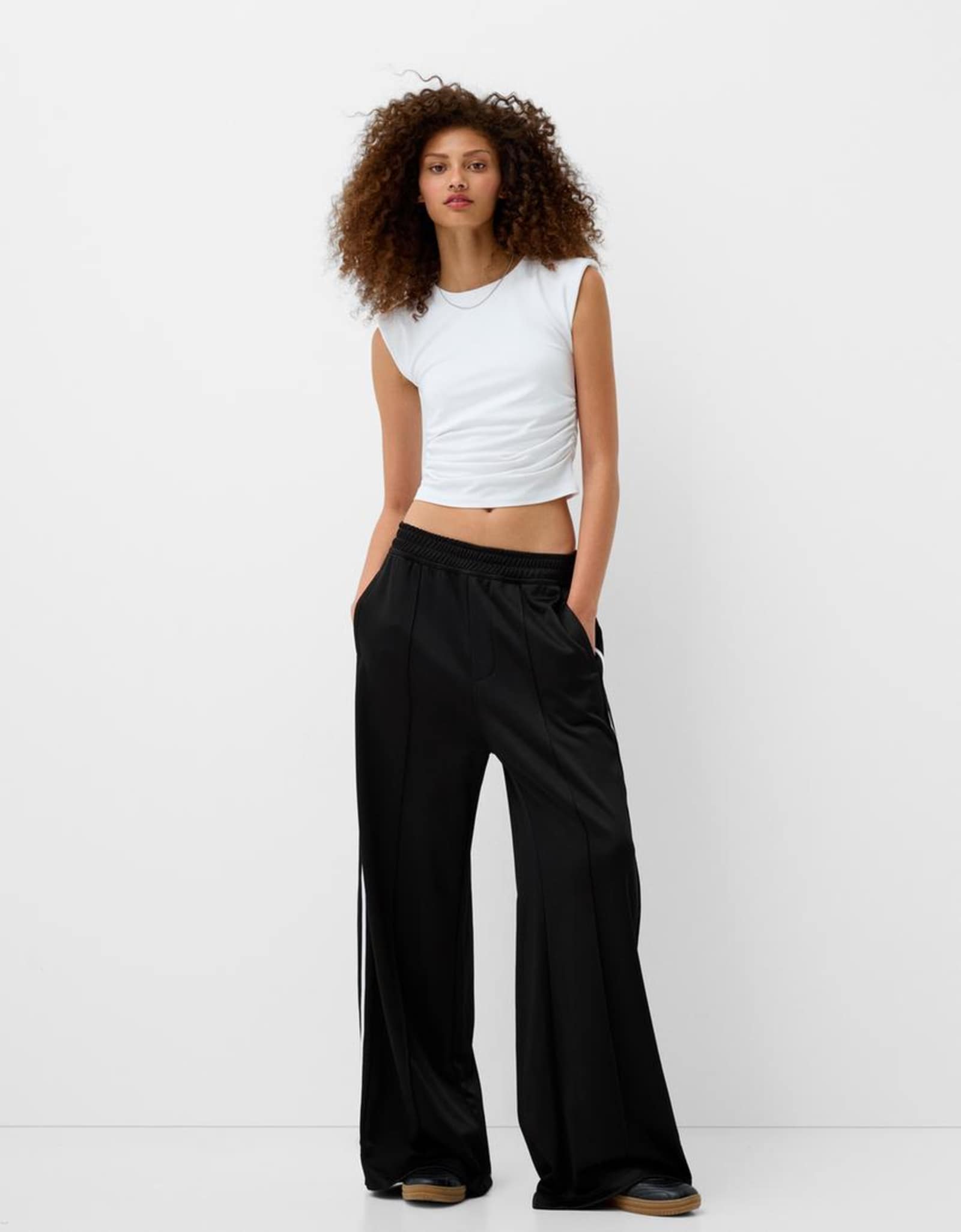 Спортивные широкие брюки Bershka с лампасами черного цвета 3890₽