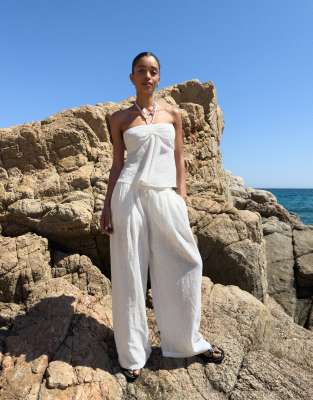 Bershka wide leg rustic trousers with darts in white   - view 1