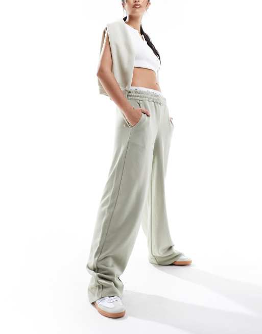 Stradivarius - Petite wide leg sweatpants in washed khaki-Green