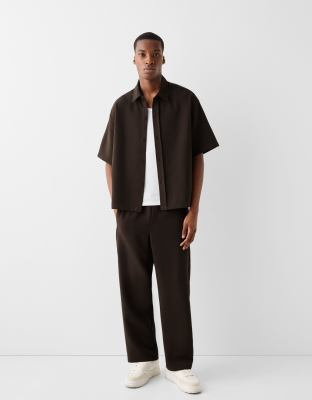 Bershka wide leg tailored trouser in brown φωτογραφία