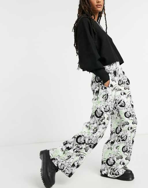Bershka x Billie Eilish – Vitt set med vida mjukisbyxor och kort t-shirt med grafiskt mönster, 3 av 3