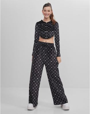 Bershka x Hello Kitty - Co-ord set - Fluwelen joggingbroek in jaren  90-stijl met wijde pijpen in zwart | ASOS
